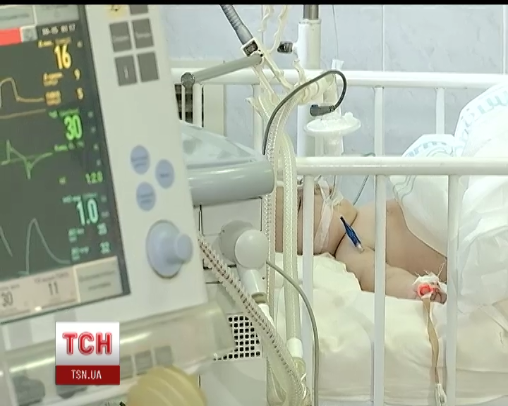 Младенец с осколочным ранением живота до сих пор на искусственном дыхании – врачи