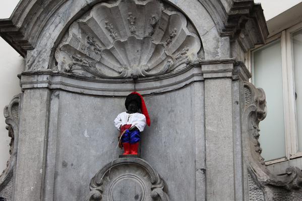 Пісяючого хлопчика у Брюсселі до Дня Незалежності одягли у шаровари