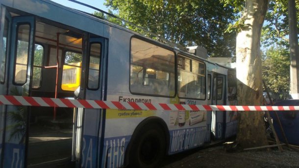 Неконтрольований тролейбус з пасажирами врізався у дерево в Одесі (ФОТО)