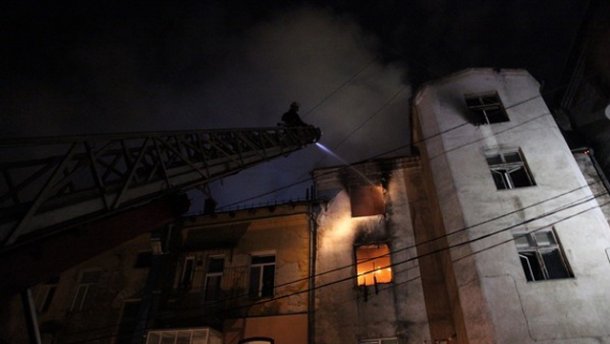 Огненная стихия бушует в Тернополе, из близлежащих домов эвакуировали людей (ФОТО)