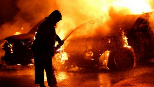 Появились новые фото, как горели машины ОБСЕ в Донецке