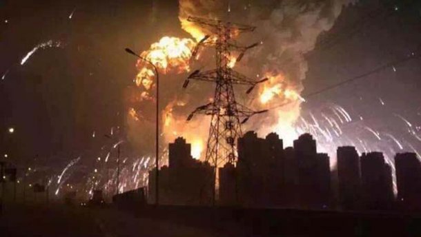 Потужний вибух у Китаї: вогняні бомби розлітаються по місту (ФОТО, ВІДЕО)