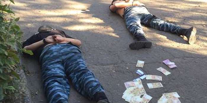 В Славянске на взятке 30 тыс гривен взяли четырех милиционеров (ВИДЕО)
