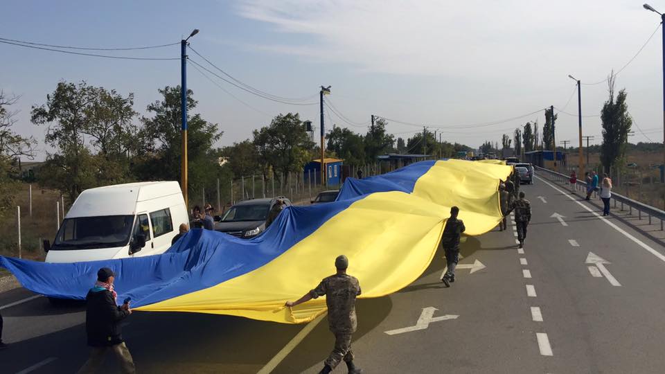 У Криму перед російськими КПП розгорнули 26-метровий прапор України (ФОТО, ВІДЕО)