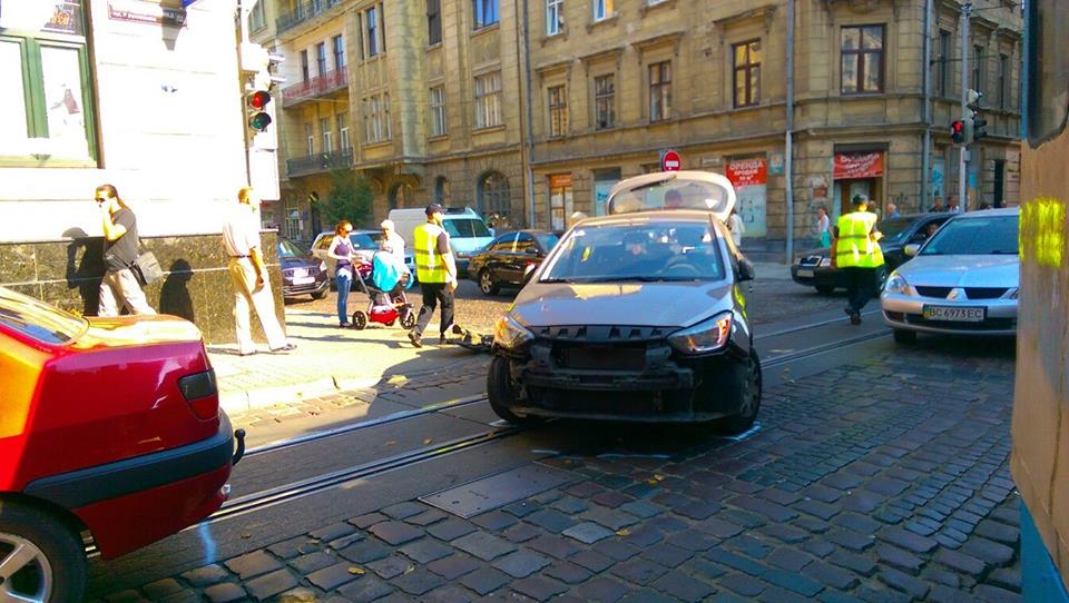 На перекрестке Дорошенко-Словацкого произошло ДТП (фото)