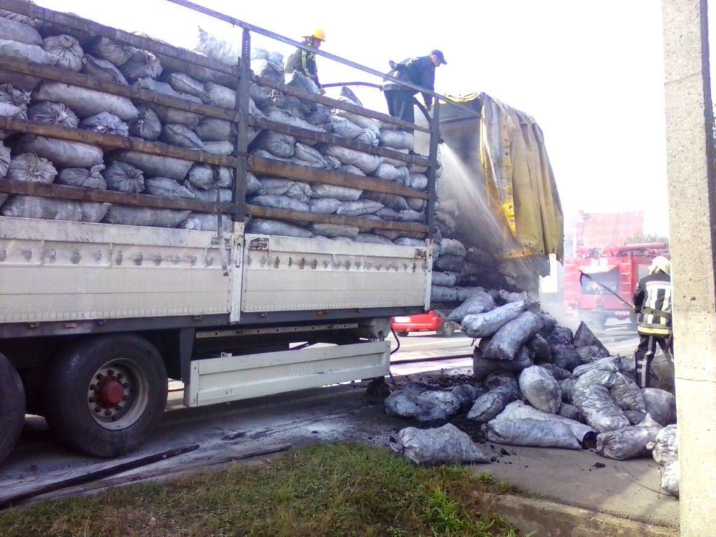 На трассе Киев-Чоп горел грузовик с углем (Фото)
