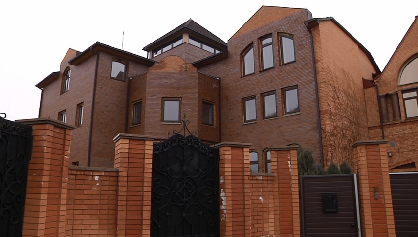 Недобудований маєток Януковича на Оболоні продають за 29 мільйонів гривень – ЗМІ (ФОТО)