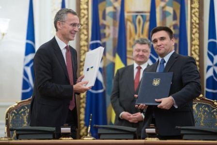 Павел Климкин и Йенс Столтенберг подписали Соглашение о статусе Представительства НАТО в Украине