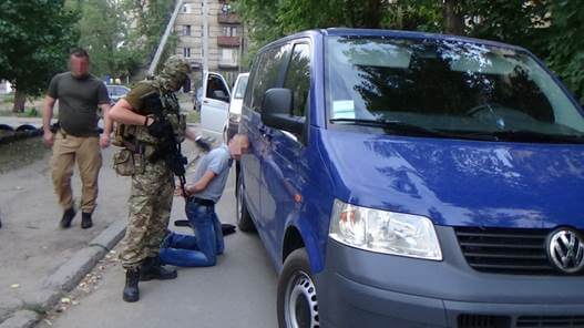 На Луганщині затримали чотирьох міліціонерів-наркоторговців з 10 тис. хабаря (ФОТО, ВІДЕО)