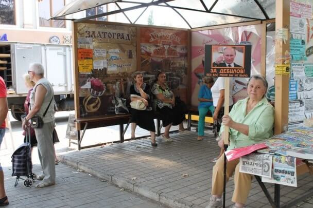 Бабушка из прифронтовго Артемовска ежедневно пикетирует против Путина и его агрессии на Донбассе