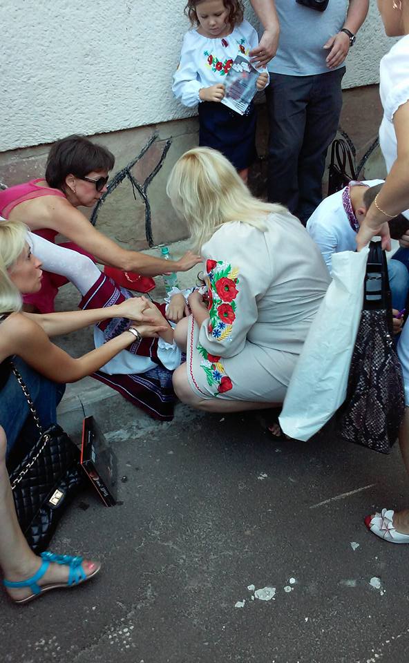 Перший дзвоник у Львові: політики піарилися на шкільних лінійках, а діти мліли від спеки (фото)