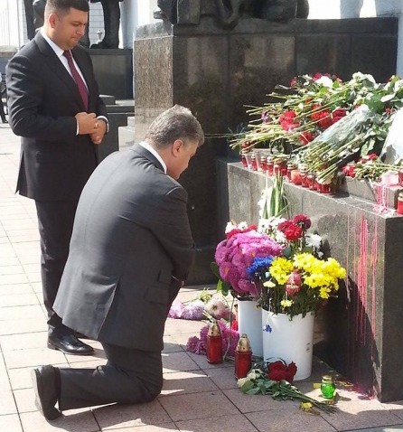 Порошенко поставив свічку і став на коліно перед імпровізованим меморіалом біля Ради