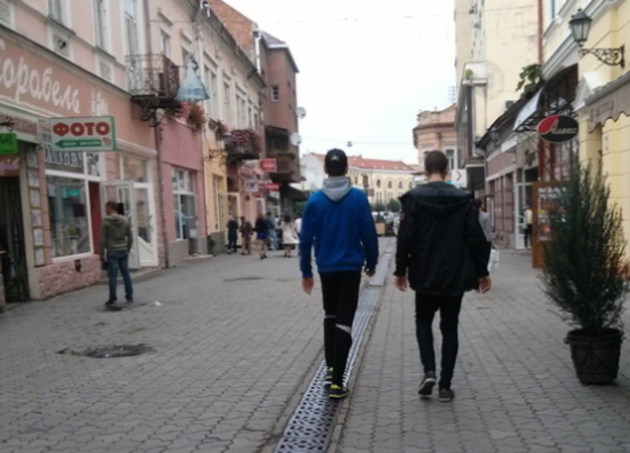 Двоє хлопців влаштували дебош у центрі Ужгорода (Фото)