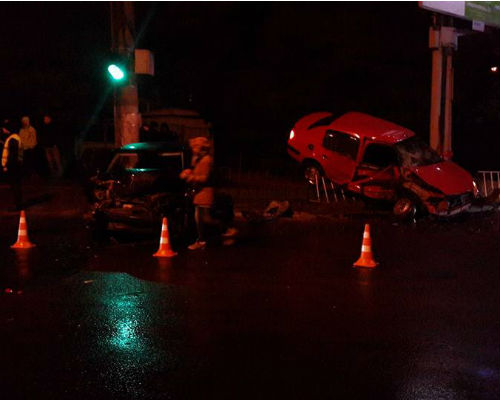 ДТП во Львове: в результате столкновения двух автомобилей пострадали 2 человека (фото)