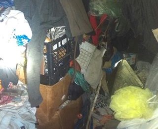 В плену: во Львове женщина-инвалид два года не выходила из дома из-за мусора (ФОТО)