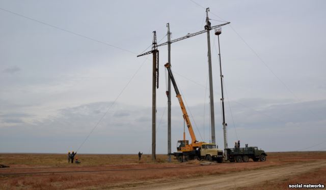 Енергетики відключили одну гілку поставки електрики в Крим