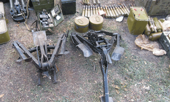У Луганській обл. в лісосмузі знайшли схованку з арсеналом боєприпасів (Фото)