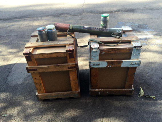 У Донецькій обл. правоохоронці знайшли гранатомет і понад 80 кг пороху у підвалі будинку (Фото)