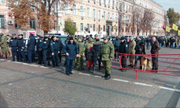 На Михайловской площади в 12 человек изъяли балаклавы, ножи и пиротехнику, – МВД (фото)