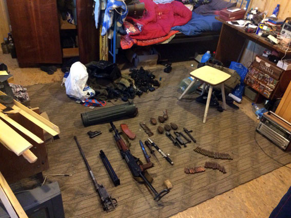 У Донецькій обл. правоохоронці знайшли арсенал зброї в будинку пенсіонера  (Фото)