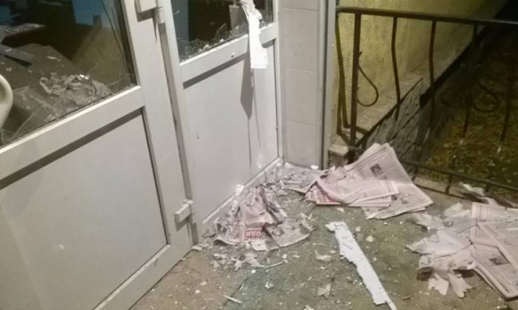 У Дніпропетровській обл. невідомі кинули вибухівку в штаб однієї з партій, поранено охоронця (Фото)