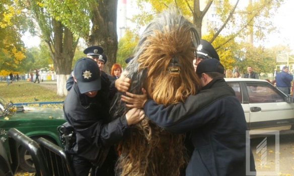 В Одесі поліція затримала Чубакку та відвезла до райвідділу (Фото)