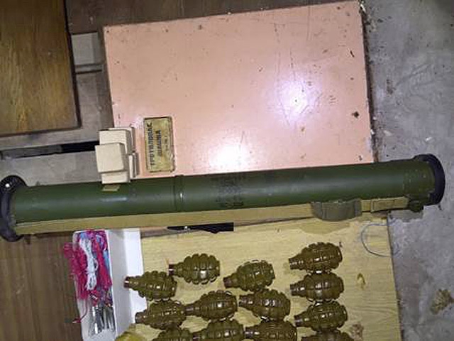 У Києві чоловік намагався продати цілий арсенал зброї (фото)