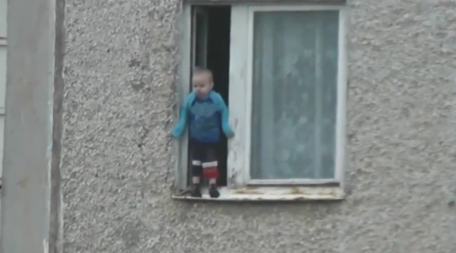 “Найгірші батьки у світі”: Хлопчик шокував “танцями” на вікні 8 поверху (ВІДЕО)