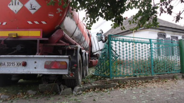 Необычная авария в Кременчуге: грузовик потрощил два дома