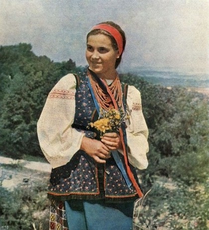 Як виглядали українки 100 років тому: вишиті костюми, намиста і розкішні вінки (ФОТО)