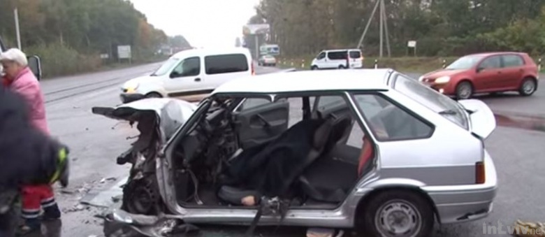 Жуткое ДТП возле Львова, в результате чего на месте аварии погиб пассажир (Видео)