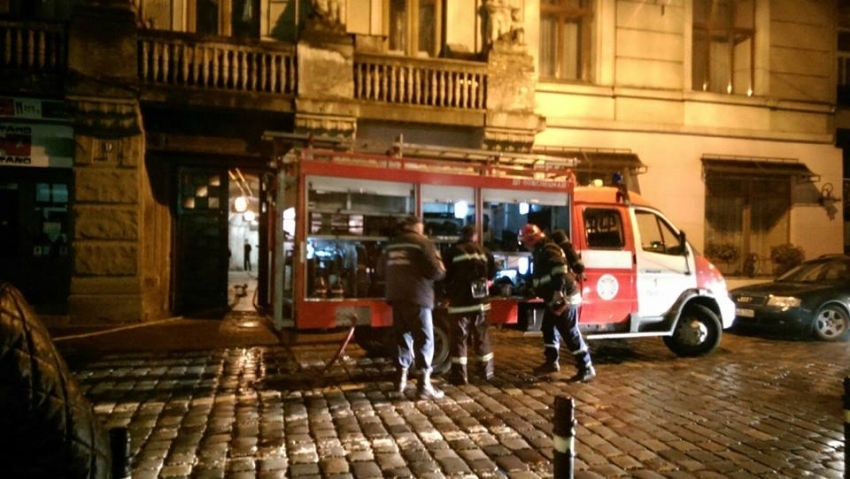 В центре Львова перекрыли ул. Коперника из-за пожара на чердаке (ФОТО)