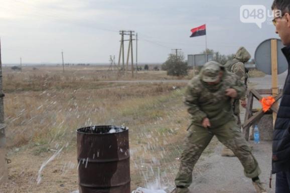Бойцы ПС уничтожили дорогое вино из Франции на въезде в аннексированного Крыму (фото)