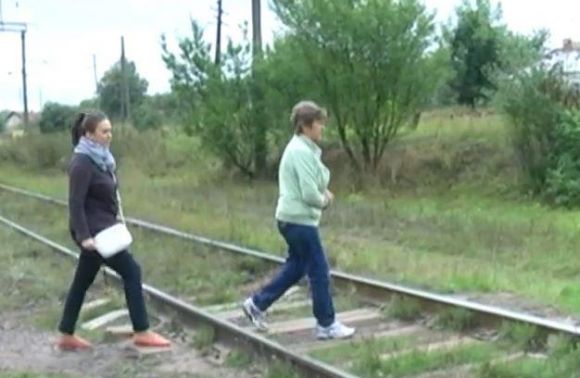 Мешканці околиць Львова пробираються на роботу й до школи під залізничними вагонами (відео)
