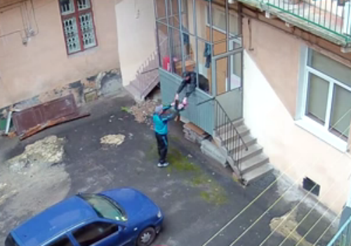 Як двоє молодиків грабували балкон у центрі Львова (Відео)