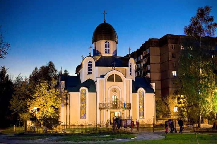 Во Львове снова скандал через сквер у церкви (Фото)