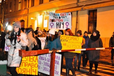 Феминистки Львова провели ночной марш против насилия (Фото)