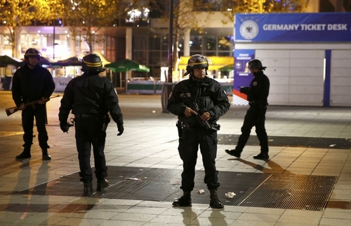 Спецоперация в Париже: террористка-смертница успела взорвать себя (ФОТО)