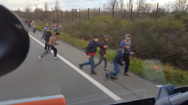 Угорський водій виклав відео, де намагається розчавити вантажівкою потік мігрантів у Франції (ВІДЕО)