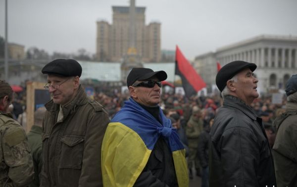 Народное вече: на Майдане собрались около 500 человек, раздаются призывы “сбросить преступную власть” (Фото)