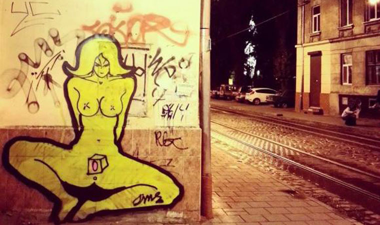Мистецтво чи вандалізм: на вулицях Львова з’явилися графіті оголених жінок (ФОТО)