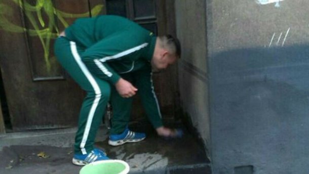 Львівські поліцейські змусили поприбирати чоловіка, що “нагадив” у під’їзді (ФОТО)