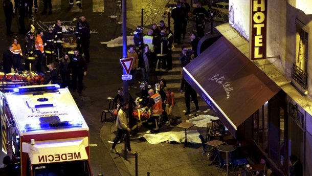 Жахливі відео з Парижа: стрілянина, вибухи, захоплення заручників, загиблі і поранені