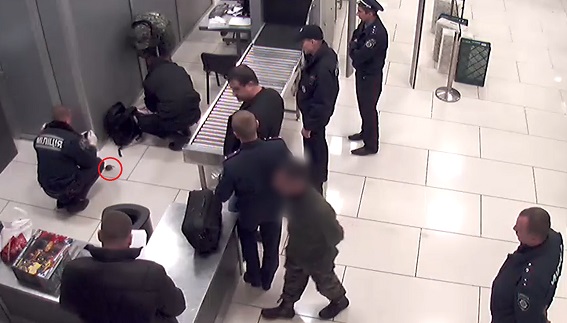 Чоловік хотів пронести гранату у літак в київському аеропорті (Відео)