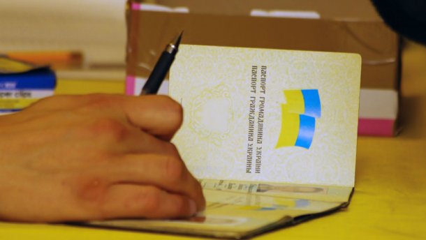 В Мариуполе и Красноармейске начались выборы