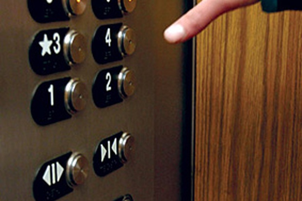 В Киеве члены избиркома 40 минут провели в закрытом лифте