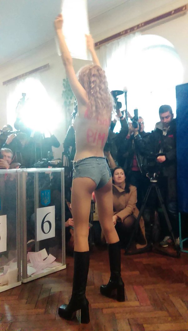 Обнаженная активистка FEMEN с визгом пикетировала братьев Кличко (видео)
