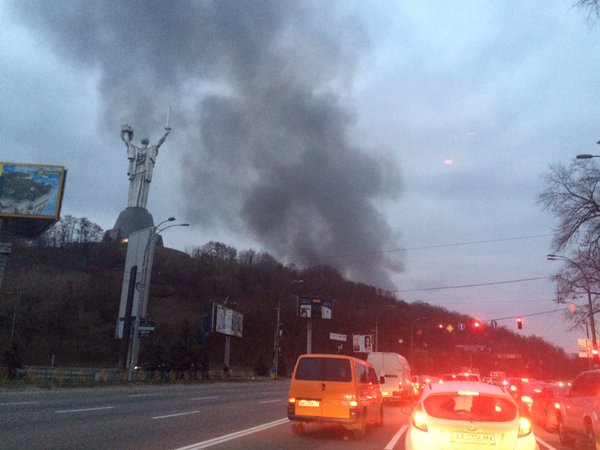В центре Киева горит ресторан на Днепре (Видео)