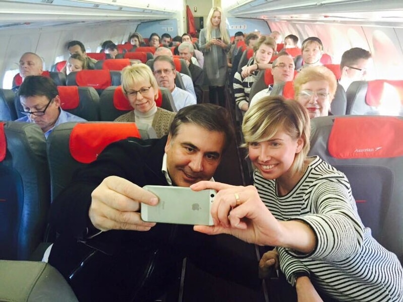Саакашвили произвел фурор в эконом-классе самолета (ФОТО)