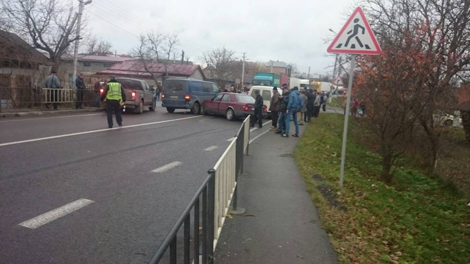 Около  Львова столкнулись сразу четыре машины: движение затруднено